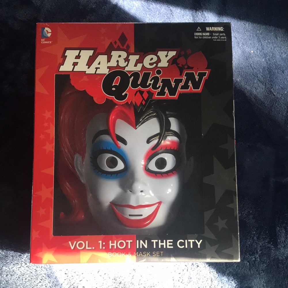Harley Quinn Book and Mask Set